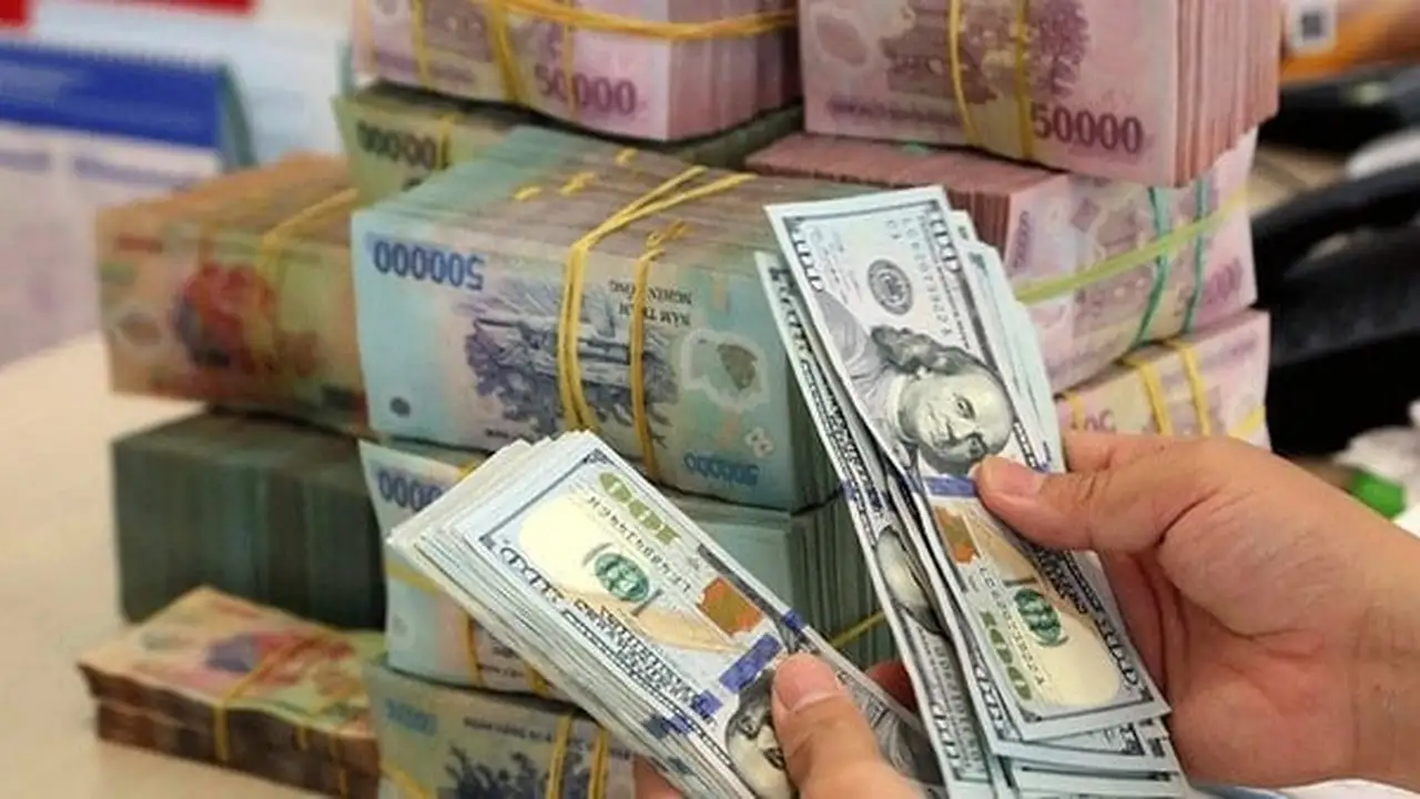 تصاعد حاد بسعر الصرف في السوق الحرة بضغط من جانب البائعين